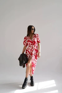 Purpura letnia sukienka kopertowa z wiskozy kwiaty czerwona midi