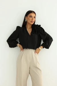 Stylowa bluzka damska Rose czarna z kwiatem na ramieniu dekolt V