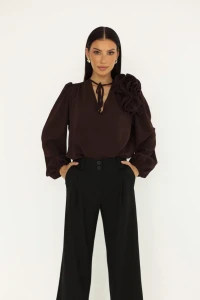 Stylowa bluzka damska Rose czekoladowa  kwiat na ramieniu dekolt V 