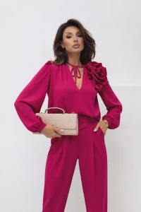 Elegancka bluzka damska Rose  fuksja  kwiat na ramieniu   