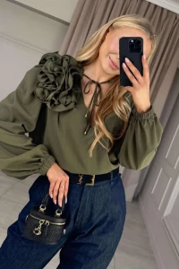 Elegancka bluzka damska Rose  khaki  kwiat na ramieniu    