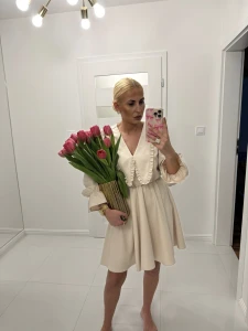 Sukienka damska rozkloszowana beżowa z długim rękawem 