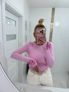 Bluzka damska z długim rękawem i różą pastelowy róż