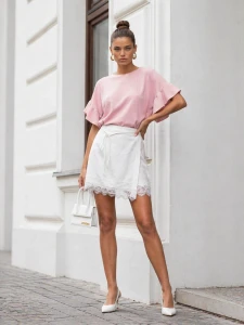 Sweterek damski pudrowy róż z falbaną wiskoza krótki rękaw 