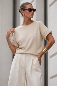 Sweter damski j.beż krótki rękaw z falbanką ażurową wiskoza  